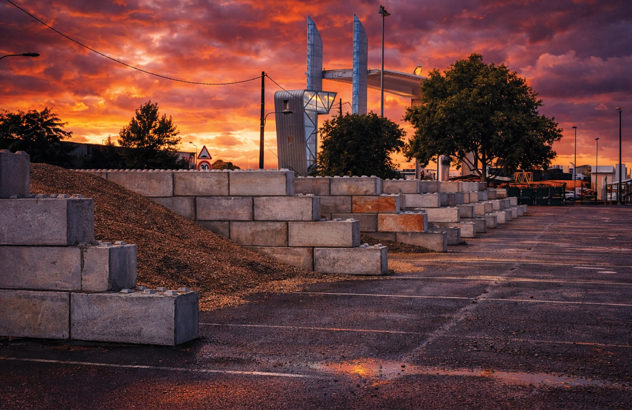 Chantier KHUBE au coucher du soleil - blocs béton modulaires en installation
